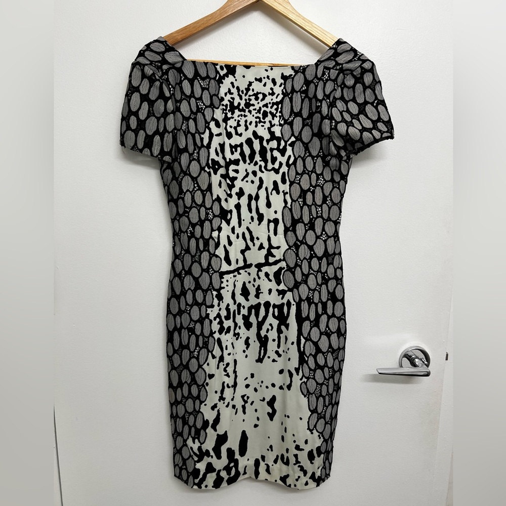 Diane Von Furstenburg (DVF) body accentuating short sleeve above knee dress